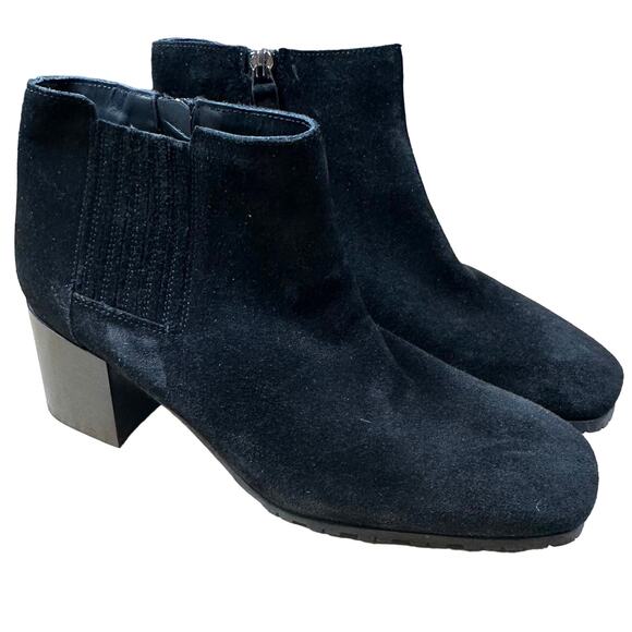 Aquatalia NWOB Black Suede Waterproof Block Heel Booties Side Zip Size 7 Italy - Picture 1 of 9